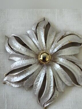 Vintage Celebrity NY White Enamel Flower Brooch Gold Tone Starburst Pin 1960s